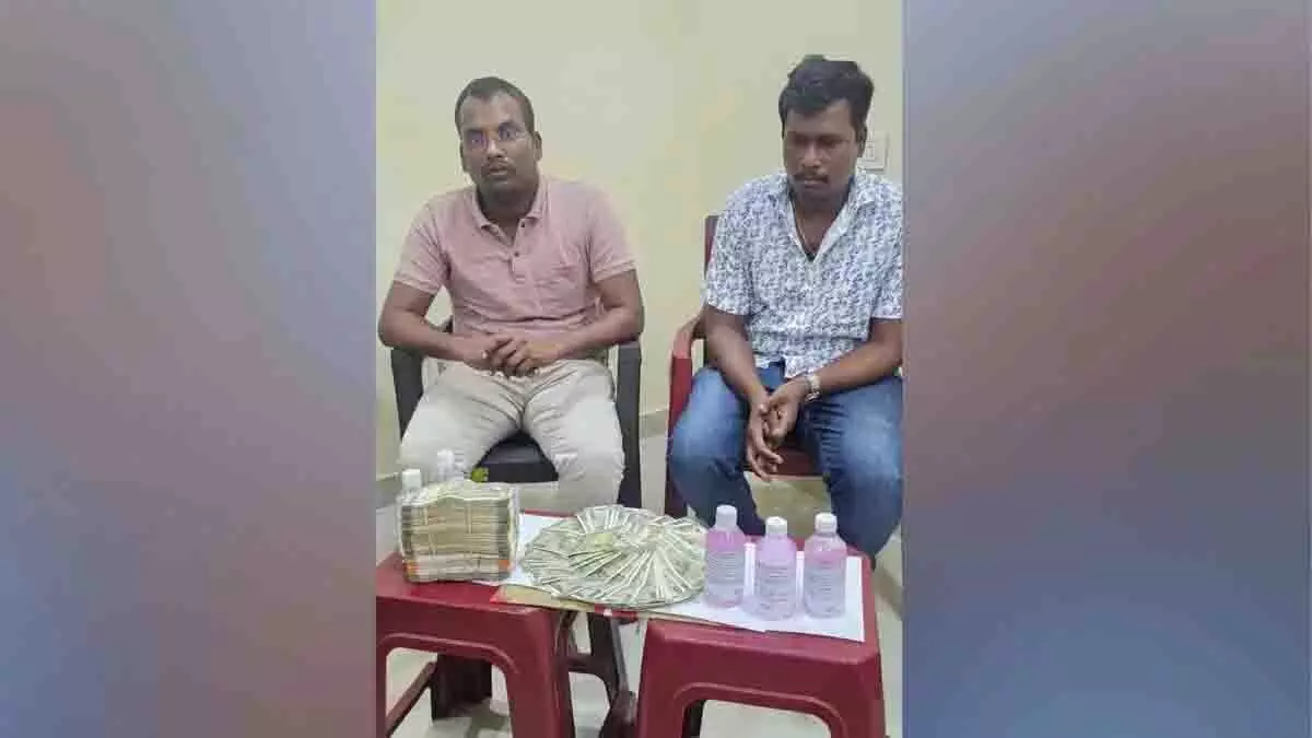 तेलंगाना: ACB ने कमिश्नर और ड्राइवर को रंगे हाथ पकड़ा तेलंगाना: ACB ने कमिश्नर और ड्राइवर को रंगे हाथ पकड़ा