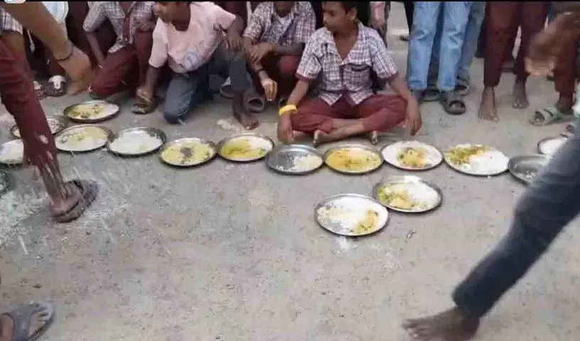 कीड़ा चावल कैसे खाएं.. छात्रों ने सड़क पर बैठकर विरोध प्रदर्शन किया कीड़ा चावल कैसे खाएं.. छात्रों ने सड़क पर बैठकर विरोध प्रदर्शन किया