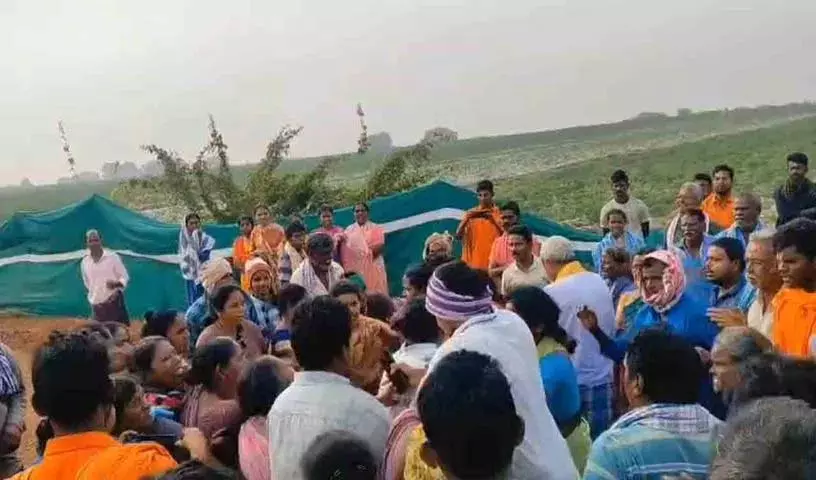 Mulugu जिले में रेत खदान संचालकों ने किसानों पर हमला किया Mulugu जिले में रेत खदान संचालकों ने किसानों पर हमला किया