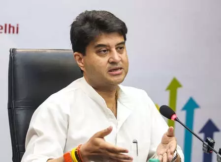 केंद्रीय मंत्री ज्योतिरादित्य सिंधिया ने खाद वितरण केंद्र का किया औचक निरीक्षण केंद्रीय मंत्री ज्योतिरादित्य सिंधिया ने खाद वितरण केंद्र का किया औचक निरीक्षण