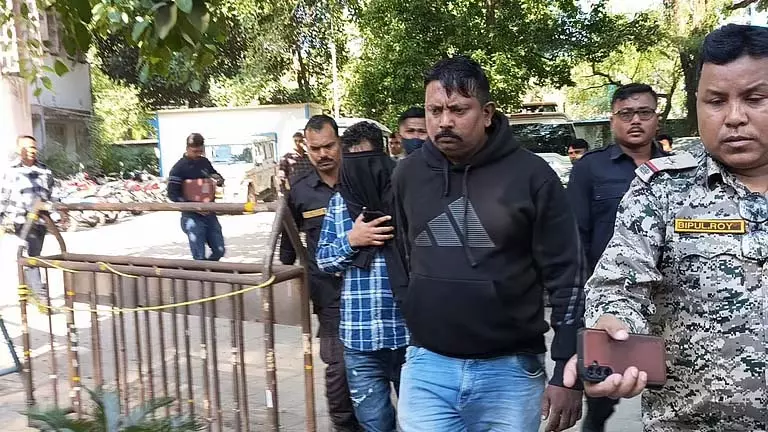 Salt Lake के सोना व्यापारी की हत्या के आरोप में तृणमूल नेता का ड्राइवर गिरफ्तार Salt Lake के सोना व्यापारी की हत्या के आरोप में तृणमूल नेता का ड्राइवर गिरफ्तार