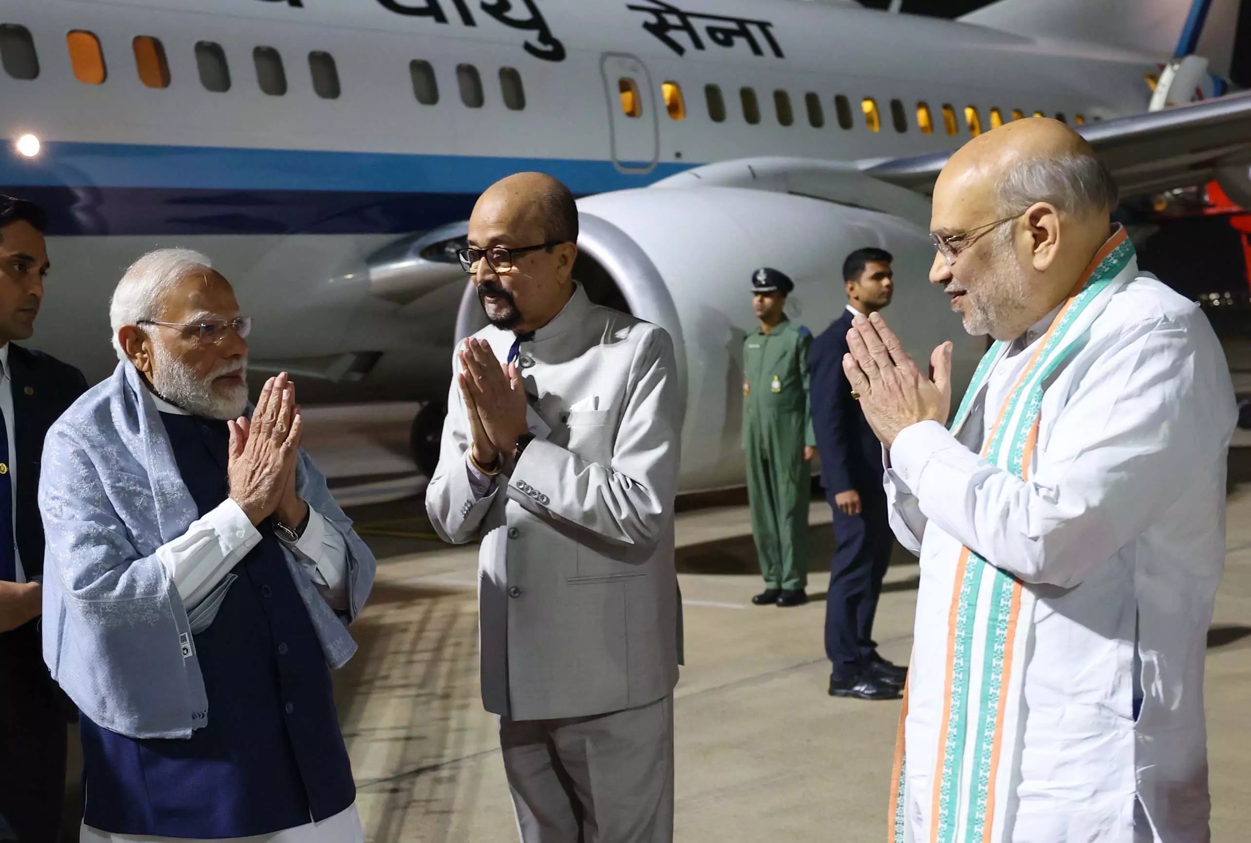 रायपुर में PM मोदी का अमित शाह और राज्यपाल रमेन डेका ने किया भव्य स्वागत रायपुर में PM मोदी का अमित शाह और राज्यपाल रमेन डेका ने किया भव्य स्वागत