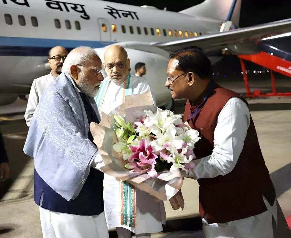 रायपुर में PM मोदी का मुख्यमंत्री विष्णुदेव साय ने किया भव्य स्वागत रायपुर में PM मोदी का मुख्यमंत्री विष्णुदेव साय ने किया भव्य स्वागत