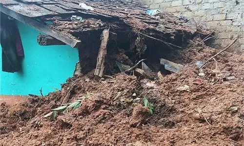 Uttarakhand:भूस्खलन, भरभराकर गिरा मकान, मलबे में दबने से युवक की मौत Uttarakhand:भूस्खलन, भरभराकर गिरा मकान, मलबे में दबने से युवक की मौत