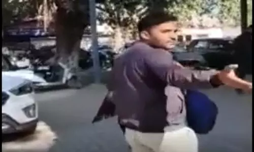 महिला थाने के बाहर का VIDEO, सास दामाद पर भड़की, मारे कई थप्पड़