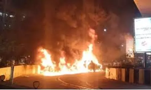 Noida: सेक्टर 76 के पास चलती कार में लगी भीषण आग Noida: सेक्टर 76 के पास चलती कार में लगी भीषण आग