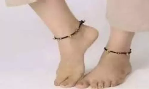 Astro Tips: बिना सोचे समझे न बांध लें हाथ या पैर में काला धागा, ऐसा करना इन 3 राशि वालों को पड़ सकता है भारी Astro Tips: बिना सोचे समझे न बांध लें हाथ या पैर में काला धागा, ऐसा करना इन 3 राशि वालों को पड़ सकता है भारी