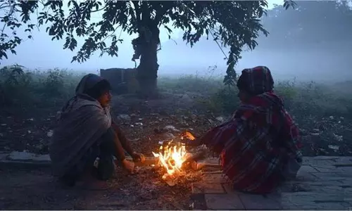 UP Weather : कोहरे और शीतलहर का कहर, ठंड ने आम लोगों की उड़ा दी नींद UP Weather : कोहरे और शीतलहर का कहर, ठंड ने आम लोगों की उड़ा दी नींद