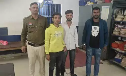 सड़क में जन्मदिन मनाया और चाकू से काटा केक, लड़के गिरफ्तार सड़क में जन्मदिन मनाया और चाकू से काटा केक, लड़के गिरफ्तार