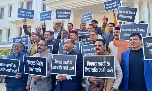 Dharamshala: तपोवन में भाजपा विधायकों का सरकार के खिलाफ विरोध प्रदर्शन