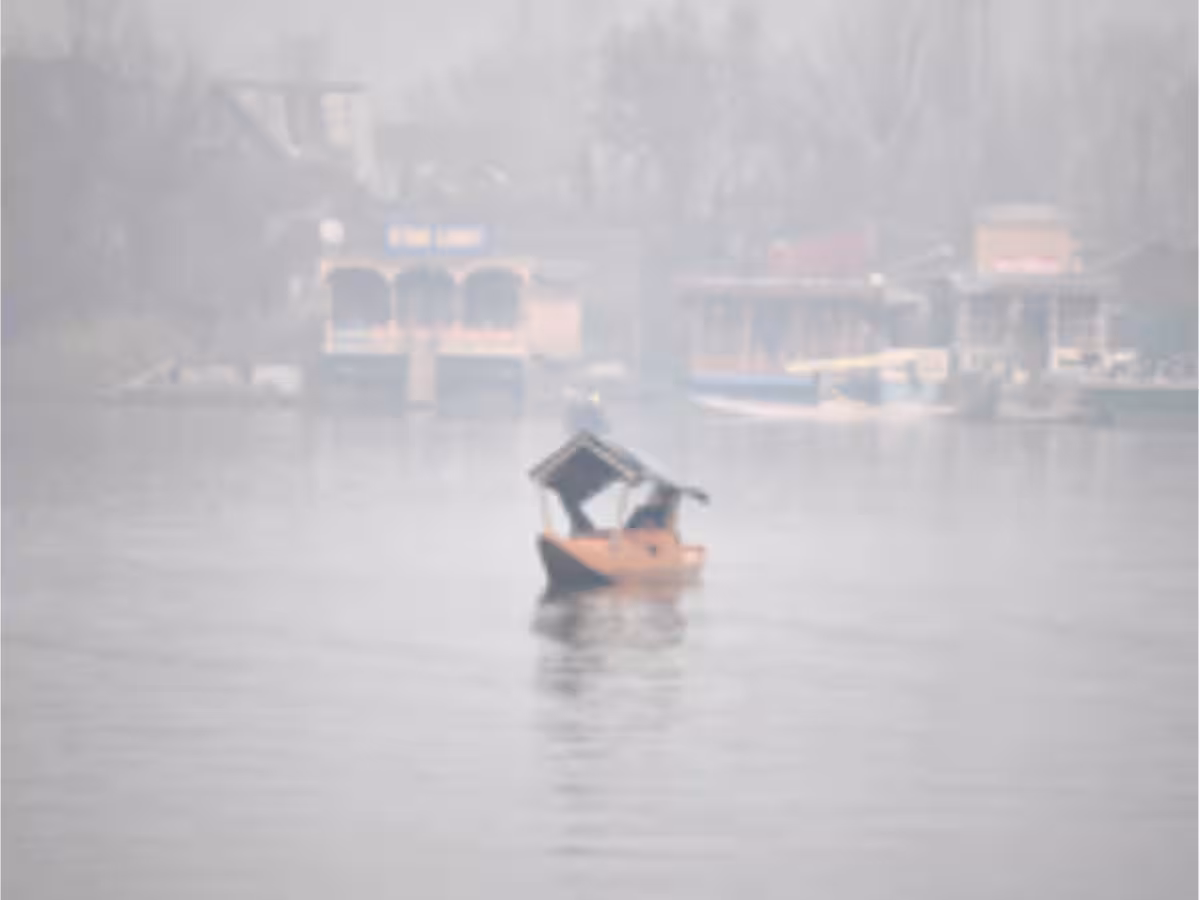 Srinagar: कश्मीर घाटी में ठंड का असर, तापमान शून्य के नीचे दर्ज