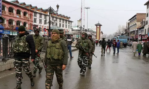 Srinagar: लालचौक में पुलिस-सीआरपीएफ का तलाशी अभियान जारी