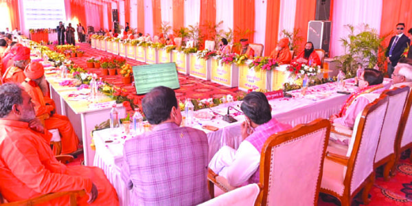 Haridwar: आवाहन अखाड़े के प्रतिनिधि बैठक से बाहर, संतों ने जताया विरोध Haridwar: आवाहन अखाड़े के प्रतिनिधि बैठक से बाहर, संतों ने जताया विरोध