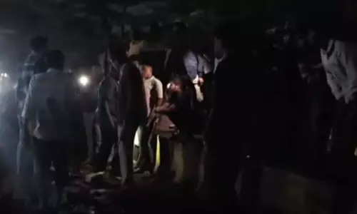 OMG हद हो गई! बीयर से भरा ट्रक पलटा, बोतलें लूटते रहे लोग