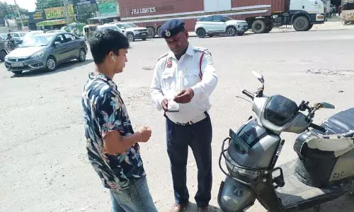 Gurugram पुलिस ने बिना हेलमेट बाइक चलाने पर 21,900 से ज्यादा लोगों पर जुर्माना लगाया