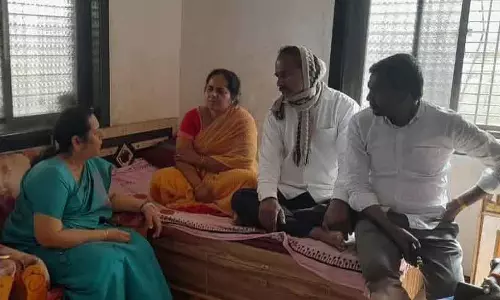 Beed : डॉ. नीलम गोरहे ने मृतक डॉ. गौरी पलवे-गरजे के परिजनों को न्याय का भरोसा दिलाया