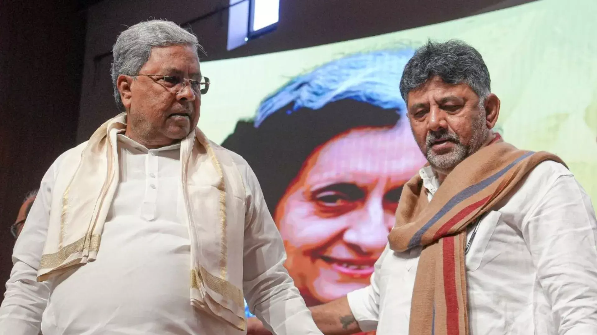 New Delhi: कर्नाटक कांग्रेस में संकट, सिद्धारमैया–शिवकुमार टकराव से किला कमजोर New Delhi: कर्नाटक कांग्रेस में संकट, सिद्धारमैया–शिवकुमार टकराव से किला कमजोर