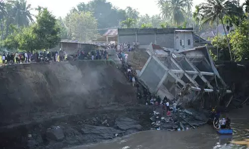 Indonesia के सुमात्रा द्वीप पर बाढ़ और भूस्खलन से मरने वालों की संख्या बढ़कर 248 हुई Indonesia के सुमात्रा द्वीप पर बाढ़ और भूस्खलन से मरने वालों की संख्या बढ़कर 248 हुई