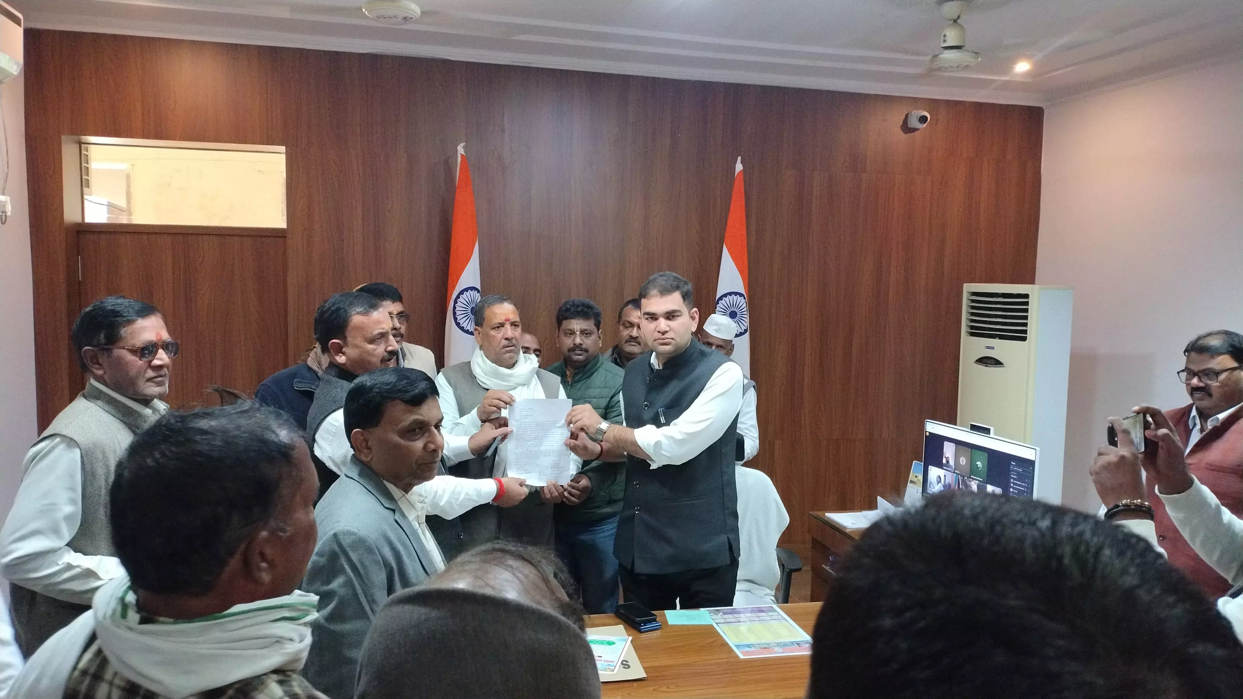 Kaushambi: आईएएस संतोष वर्मा पर कार्रवाई के लिए ब्राह्मण समाज सेना ने की अपील