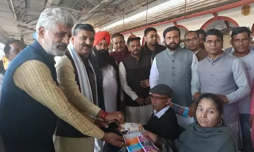 Haryana : बेदी ने रेल यात्रियों से स्वदेशी सामान खरीदने का आग्रह किया
