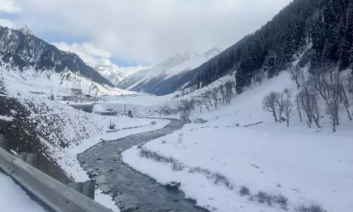 Srinagar: घाटी के अधिकांश क्षेत्रों में तापमान में गिरावट, शीतलहर का असर