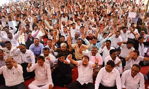 Bengaluru : PUC लेक्चरर्स ने डिपार्टमेंट की पहचान बचाने के लिए प्रोटेस्ट किया