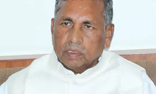 Karnataka : खाद्य मंत्री के.एच. मुनियप्पा के घर पर भोज