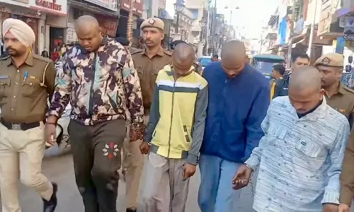 Haryana : लड़की को परेशान करने के आरोप में पांच युवकों को पकड़ा गया, बाजार में घुमाया गया Haryana : लड़की को परेशान करने के आरोप में पांच युवकों को पकड़ा गया, बाजार में घुमाया गया