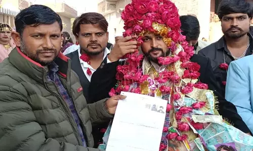 Rampur: BLO की निगरानी में दूल्हे ने SIR फॉर्म भरा