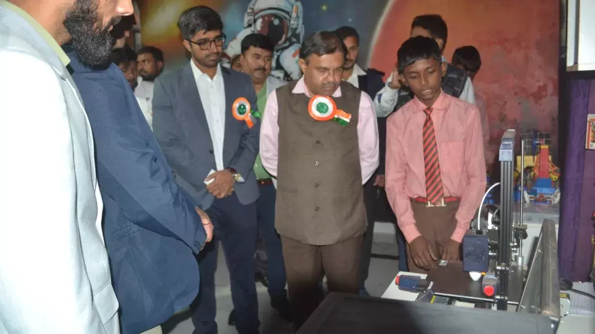 Lucknow: मऊ पहुंचे इसरो स्पेस एप्लीकेशन सेंटर के प्रमुख Lucknow: मऊ पहुंचे इसरो स्पेस एप्लीकेशन सेंटर के प्रमुख