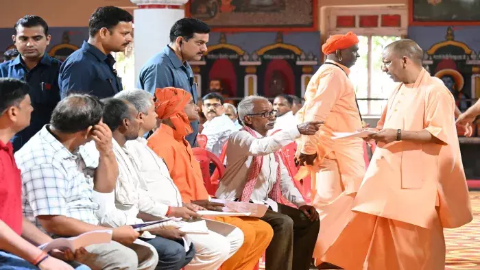 Gorakhpur: योगी आदित्यनाथ ने मरीजों को दिया भरोसा, इलाज पर आर्थिक मदद