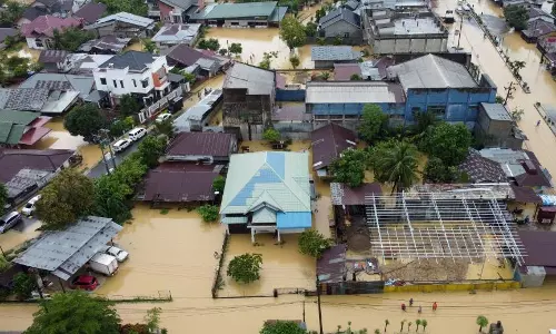 Indonesia में अचानक आई बाढ़ और भूस्खलन से 174 लोगों की मौत, 79 लापता Indonesia में अचानक आई बाढ़ और भूस्खलन से 174 लोगों की मौत, 79 लापता