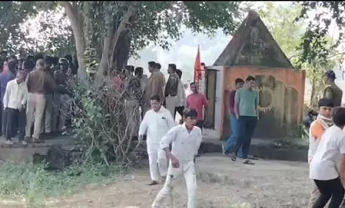 शिव मंदिर में तोड़फोड़, ग्रामीण आक्रोशित शिव मंदिर में तोड़फोड़, ग्रामीण आक्रोशित