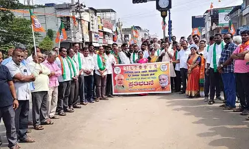 Tiptur : राज्य सरकार की किसान विरोधी नीति के खिलाफ भाजपा का विरोध प्रदर्शन
