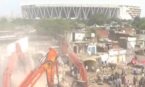 कॉमनवेल्थ गेम्स से पहले नरेंद्र मोदी स्टेडियम के पास AMC ने 29 मकान ढहाए कॉमनवेल्थ गेम्स से पहले नरेंद्र मोदी स्टेडियम के पास AMC ने 29 मकान ढहाए