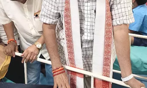 गर्म खाना खाने से 41 बच्चे बीमार पड़े: MLA हेब्बार ने अस्पताल का दौरा किया