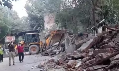 दिल्ली: DMC ने करोल बाग में अवैध निर्माण और आरएसएस कार्यालय को गिराया दिल्ली: DMC ने करोल बाग में अवैध निर्माण और आरएसएस कार्यालय को गिराया