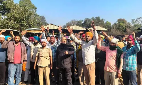Jalandhar: रोडवेज कर्मचारियों ने बस स्टैंड पर विरोध प्रदर्शन किया, किलोमीटर स्कीम वापस लेने की मांग की