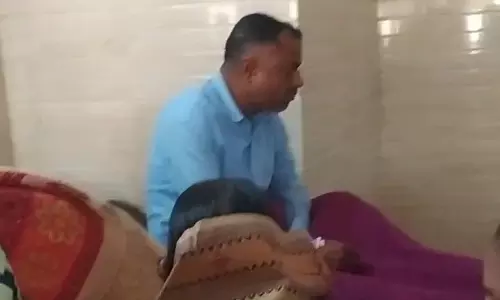 Bareilly: बीएलओ की ड्यूटी में अचानक तबीयत खराब होने से क्षेत्र में चिंता Bareilly: बीएलओ की ड्यूटी में अचानक तबीयत खराब होने से क्षेत्र में चिंता