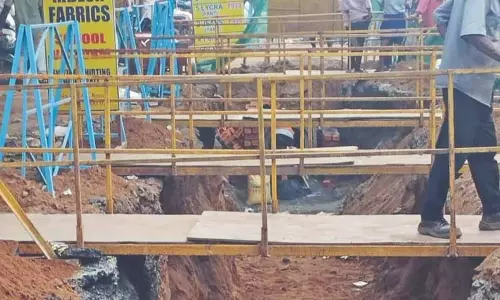 Chennai: पाइपलाइन बिछाने के महीनों से चल रहे काम से एमसी रोड पर अफरा-तफरी मची हुई है Chennai: पाइपलाइन बिछाने के महीनों से चल रहे काम से एमसी रोड पर अफरा-तफरी मची हुई है