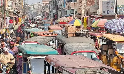 Bareilly: अतिक्रमण के चलते बाजार में घंटों जाम