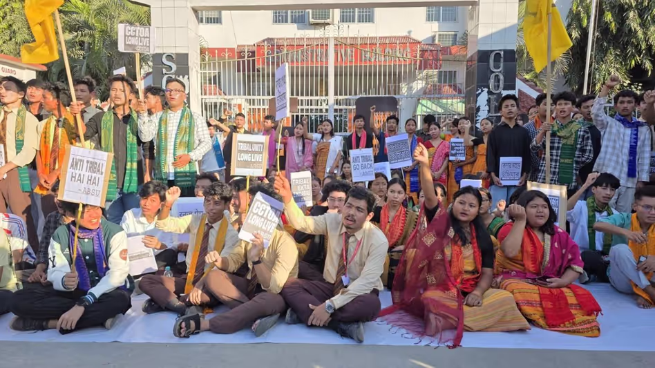 Kokrajhar में आदिवासी छात्रों ने छह समुदायों को ST का दर्जा देने के कदम के खिलाफ प्रदर्शन Kokrajhar में आदिवासी छात्रों ने छह समुदायों को ST का दर्जा देने के कदम के खिलाफ प्रदर्शन