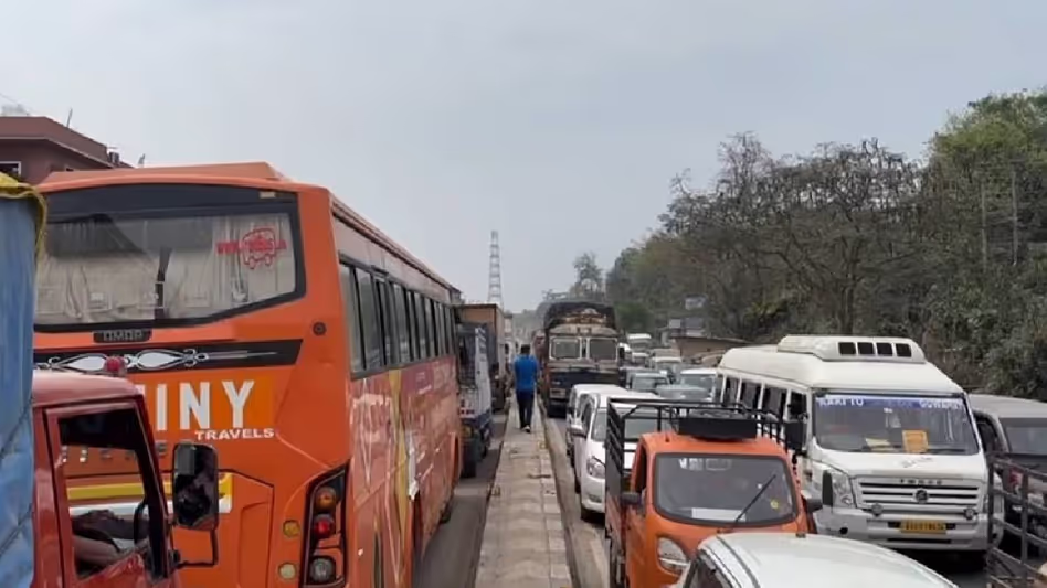 Guwahati के ग्रीनवुड रिज़ॉर्ट के पास तेल रिसाव से NH-27 पर बड़ा ट्रैफ़िक जाम लगा Guwahati के ग्रीनवुड रिज़ॉर्ट के पास तेल रिसाव से NH-27 पर बड़ा ट्रैफ़िक जाम लगा