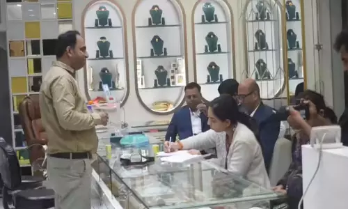 Satna: जूलर्स पर GST टीम ने की कार्रवाई, ग्राहक की तरह पहुंचकर जांच Satna: जूलर्स पर GST टीम ने की कार्रवाई, ग्राहक की तरह पहुंचकर जांच