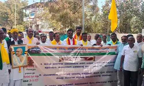 Bagalkot से लोकपुरा तक ट्रेन बढ़ाने की मांग को लेकर विरोध प्रदर्शन
