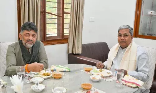 DK Shivakumar ने सीएम सिद्धारमैया के घर पर नाश्ता किया