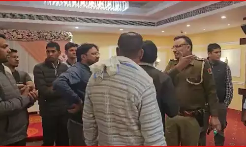 बाप रे! दुल्हन के साथ होटल के बाथरूम में घुसा...पहली पत्नी आ धमकी, सब सन्न बाप रे! दुल्हन के साथ होटल के बाथरूम में घुसा...पहली पत्नी आ धमकी, सब सन्न
