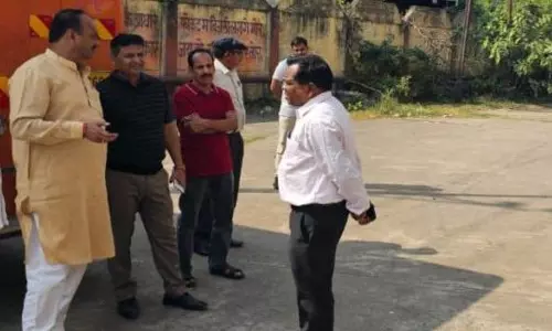 इंडोर स्टेडियम में भारी गंदगी, रायपुर निगम के सभापति ने ठेकेदार को लगाई फटकार