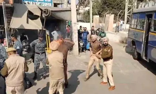 Sangrur में प्रदर्शनकारियों ने पुलिस अधिकारी को आग के हवाले किया, 10 के खिलाफ प्राथमिकी दर्ज Sangrur में प्रदर्शनकारियों ने पुलिस अधिकारी को आग के हवाले किया, 10 के खिलाफ प्राथमिकी दर्ज