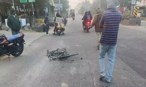 लॉरी की चपेट में आने से Panchayat worker की मौत